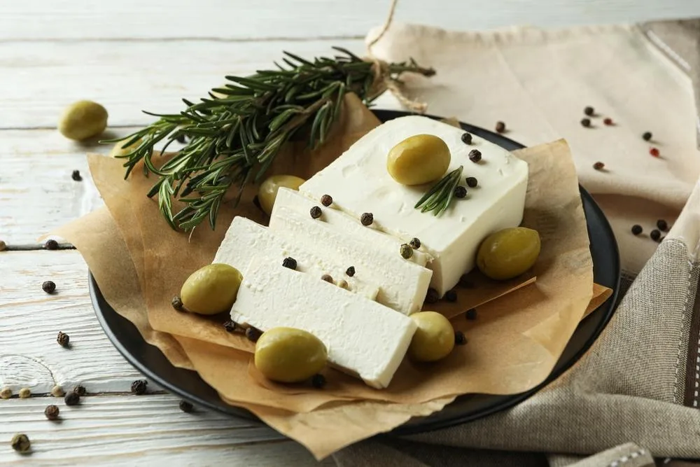 Feta cheese and olives provide the perfect high-protein snack low in carbs.
