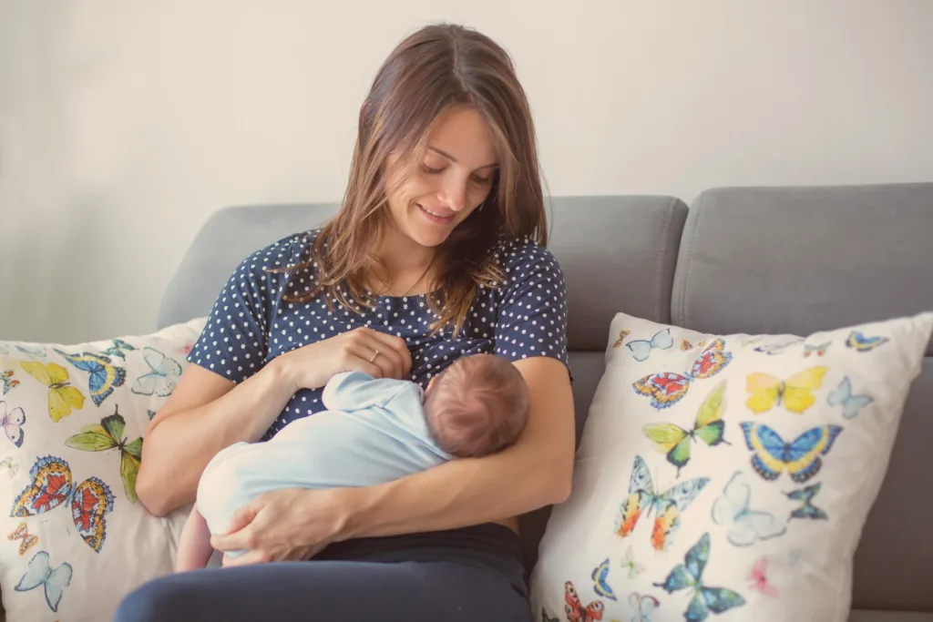 cradle hold for breastfeeding