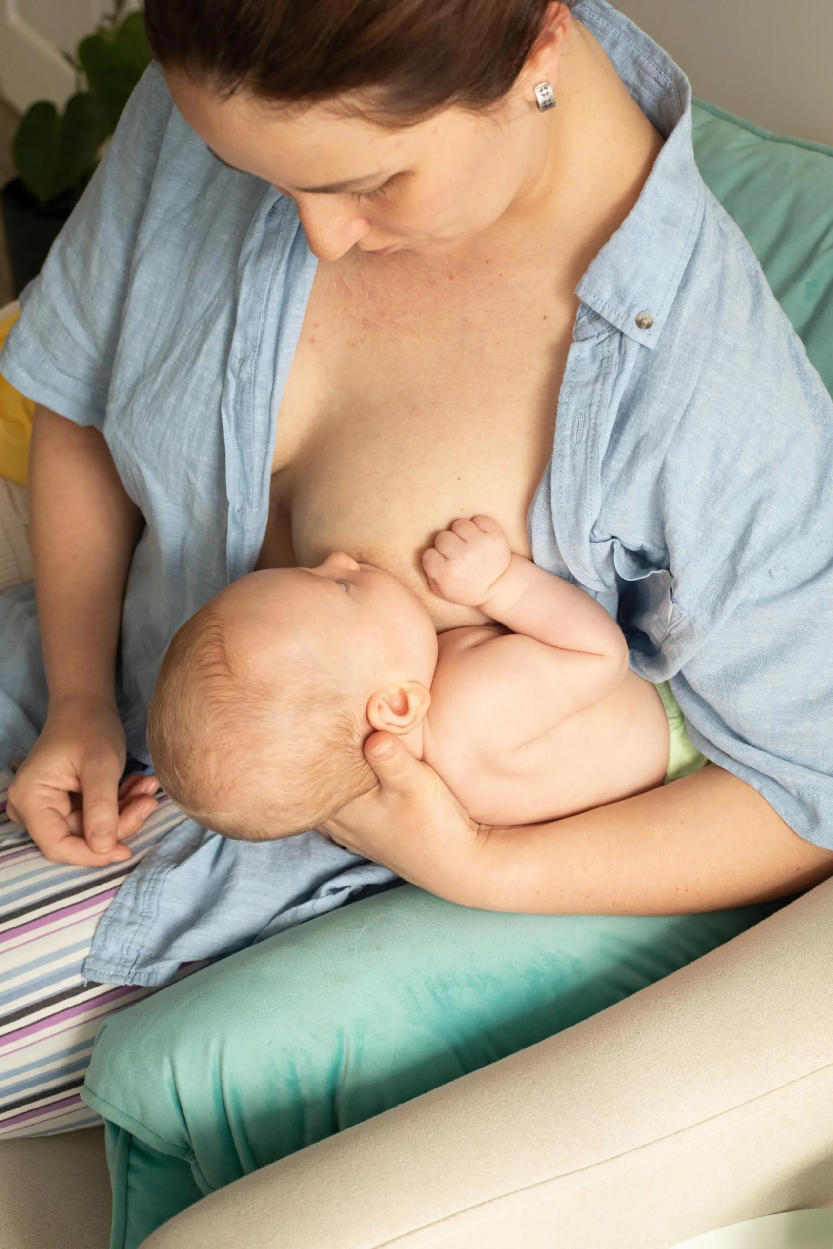 Football hold (Clutch hold/Rugby hold) for breastfeeding